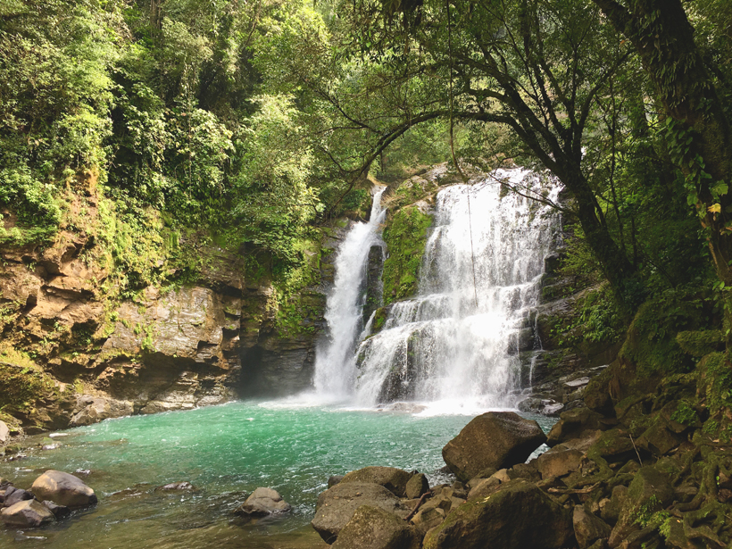 de Nauyaca waterval in groene jungle in Dominical