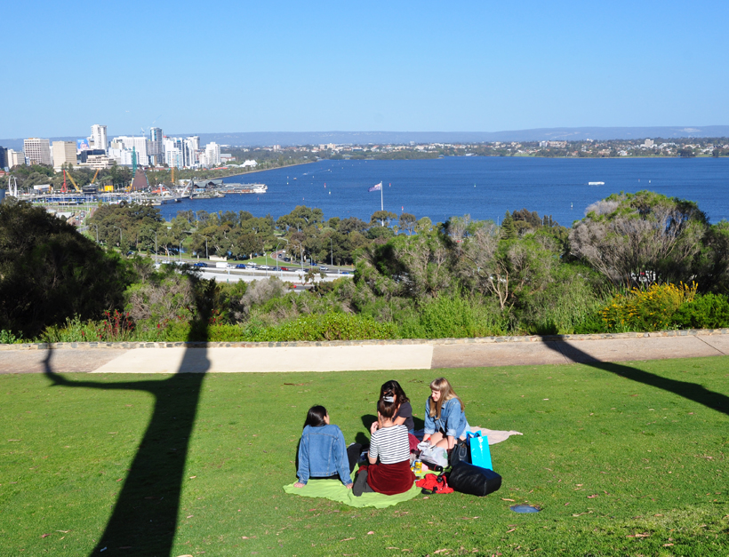 zicht vanop heuvel op Perth