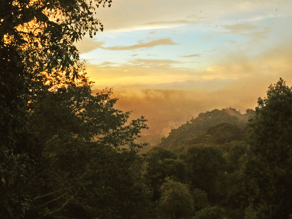 zonsondergang in quetzal lodge