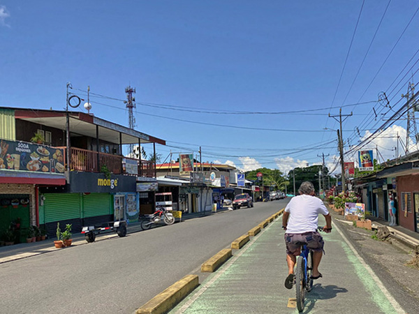 hoofdstraat in puerto jimenez