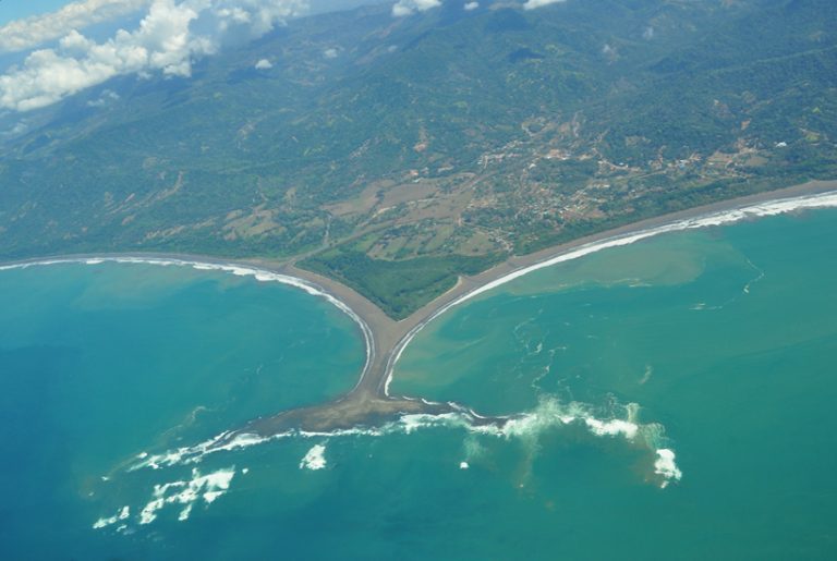 Walvisstaart Uvita vanuit vliegtuigje